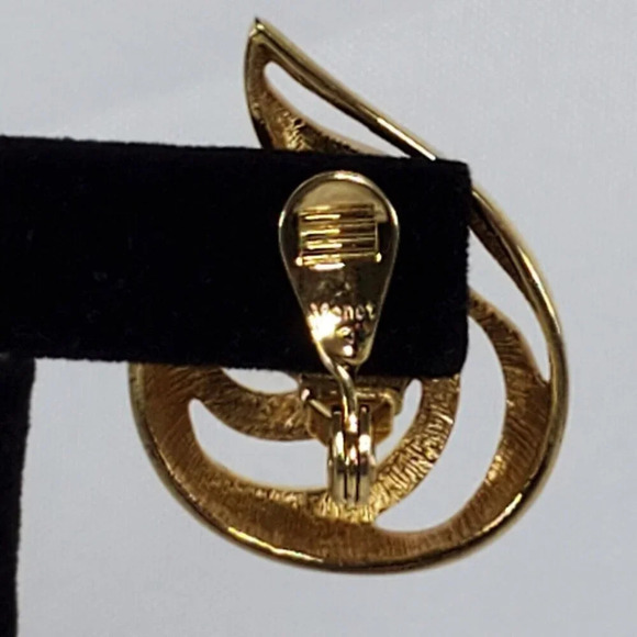 Vtg 80s Monet Gold Tone Swirl Clip On Earrings Huggie Climbers 1.5 Inches Signed - Picture 3 of 6